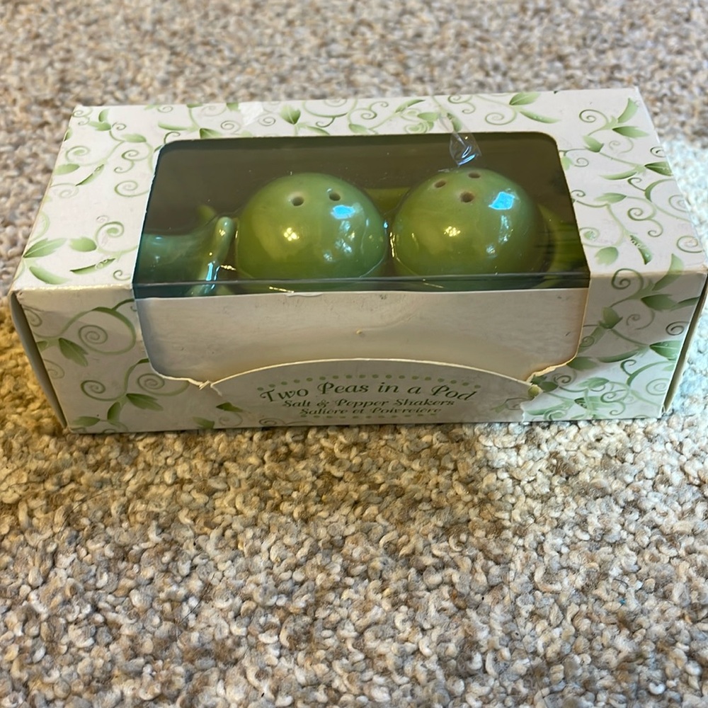 NIB - 2 Peas in a Pod Salt and Pepper shaker